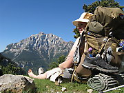 Tanja taukoilemassa Pedraforca-vuori maisemissa.