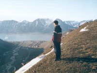 Tommi ja alhaalla näkyvä Longyearbyen