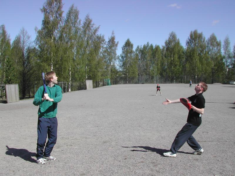 Samuel sytt ja Tuomo ly. Riku ja Mika odottavat palloa.

