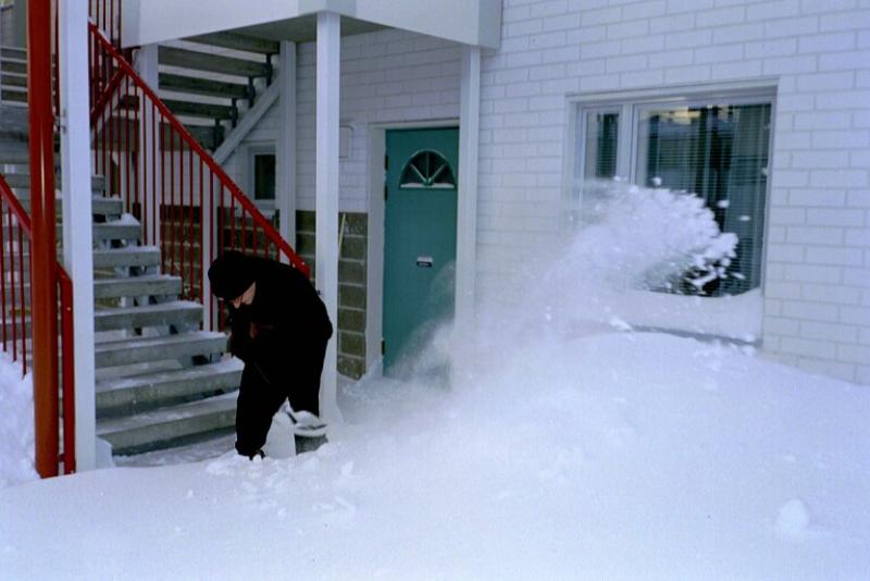 Tommi kaivaa kulkuv�yl�� pilevieraille &copy; Ietu
