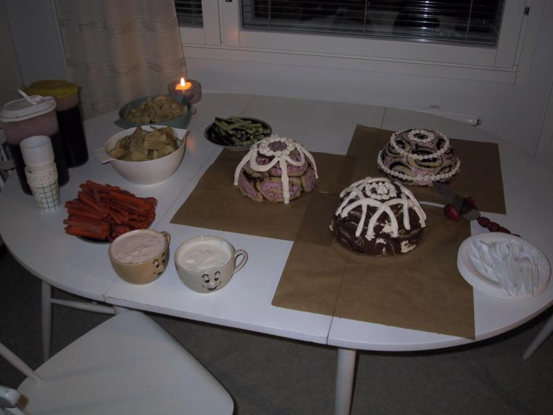 Juhlatarjoilut: Kolme erilaista charlotte russea.  &copy;Sonicjam
