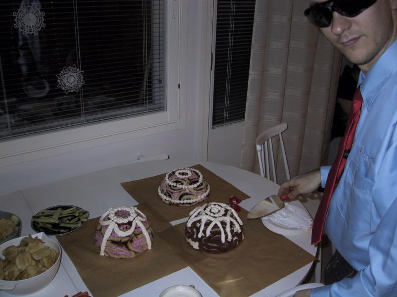 Mauton sankari aikoo maistaa maukkaita kakkuja.  &copy;Sonicjam
