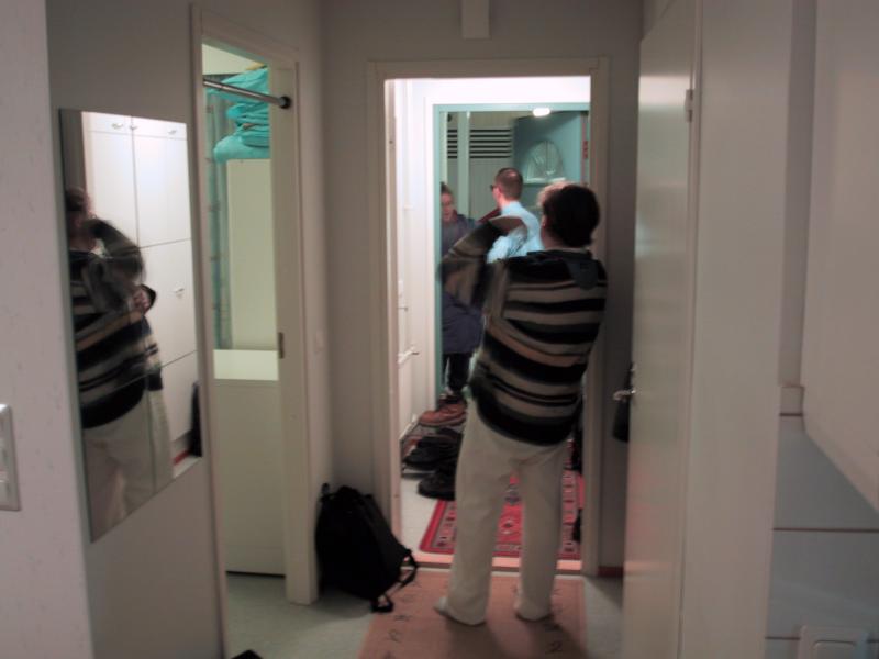 Mauton sankari avaa ovea Santsulle. Jani toimii oventukkeena.  &copy;Sonicjam
