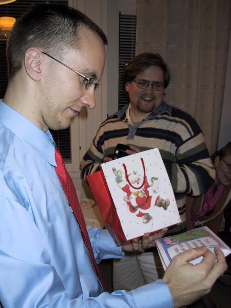 Tommi ja Jani ihmettelev�t korttia.  &copy;Sonicjam
