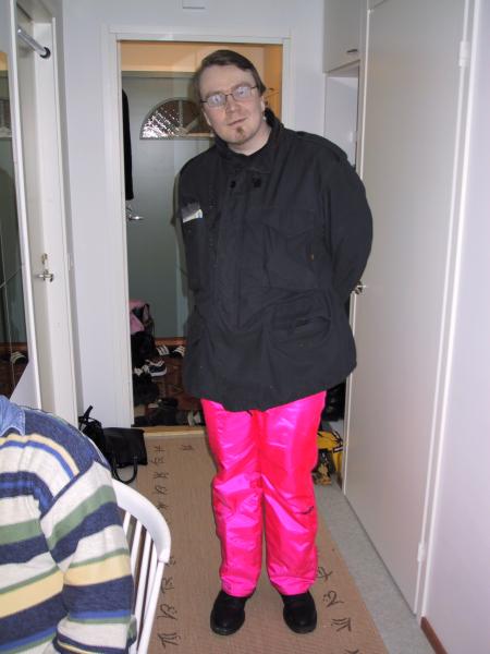 Lis�� naulaa ja mauttomia housuja.  &copy;Sonicjam
