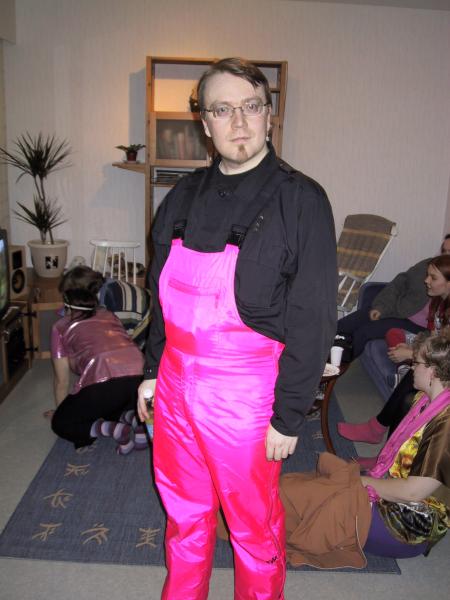 Naula varastaa shown. Mit� ihmett� Terhi ja Jani puuhaavat taustalla? :)  &copy;Sonicjam
