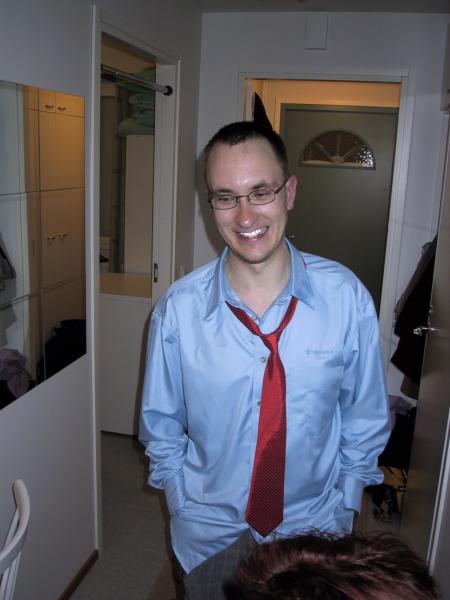 Saunapuhdas syntt�risankari esittelee mautonta hymy��n.  &copy;Sonicjam
