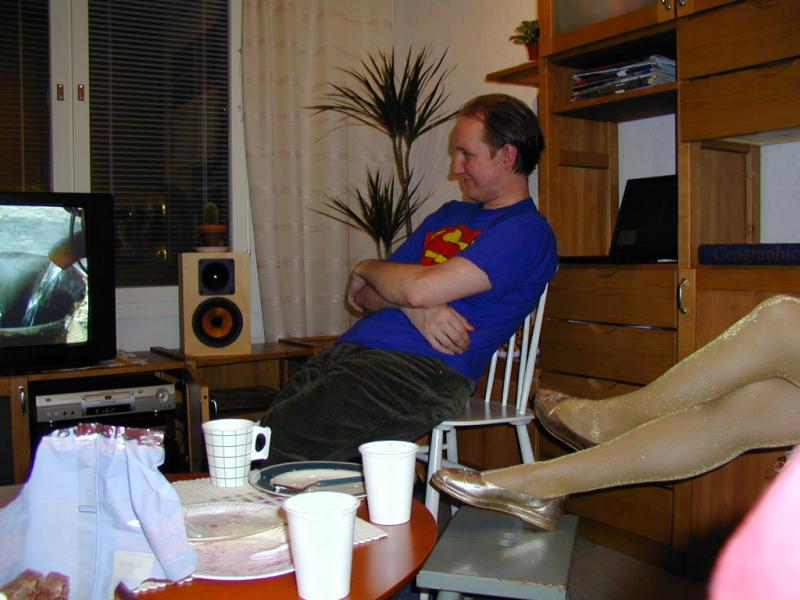 Matti katsoo mautonta elokuvaa. Ietun s�ihkyv�t jalat ovat accidentaalisesti kuvassa.  &copy;hmm
