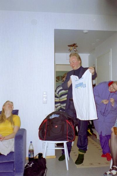 Lilli, Perttu esittelem�ss� mauttomia varusteitaan ja Santsu
