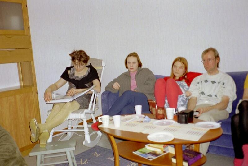 Eira, Sanna, Merja ja Markku n�ytt�v�t mauttomasti kyll�styneilt�
