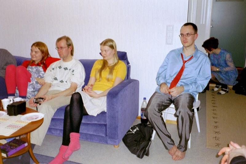 Merja, Markku, Lilli, Tommi ja eteisess� kyykkiv� Annukka
