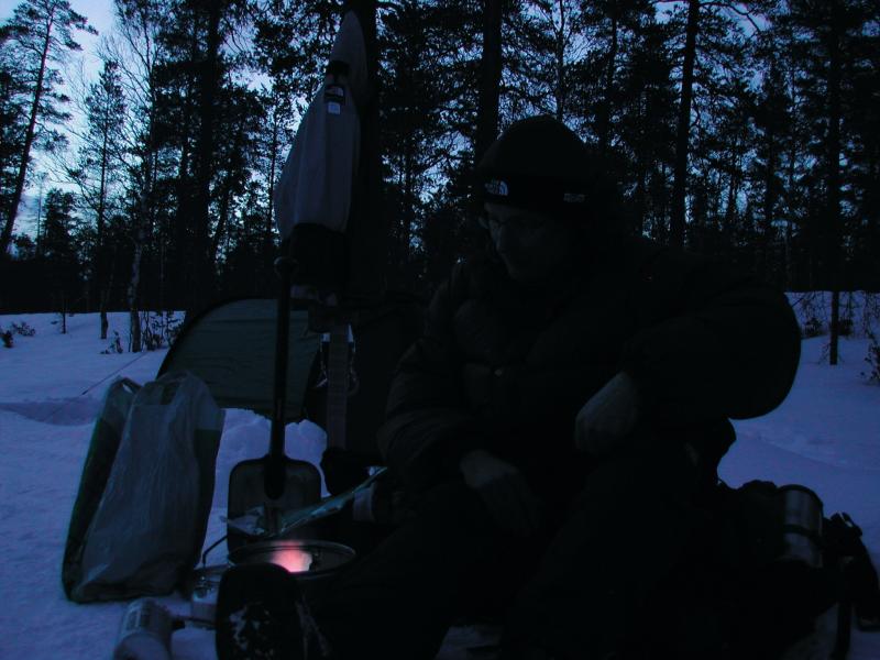 Topi kokkaa iltasella
